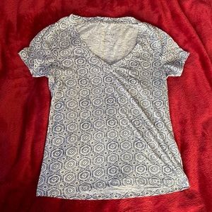 Shirt to hang out at home or go on errands with